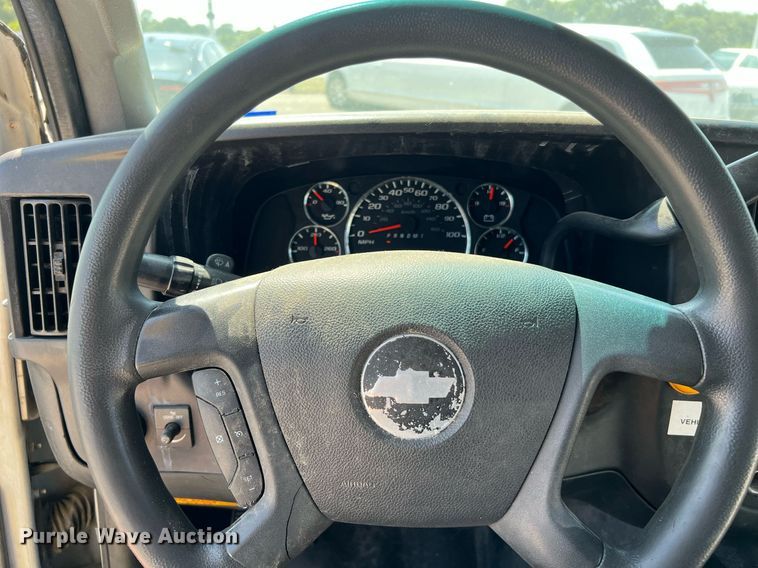 image for item LF9352 2017 Chevrolet Express G4500  shuttle bus