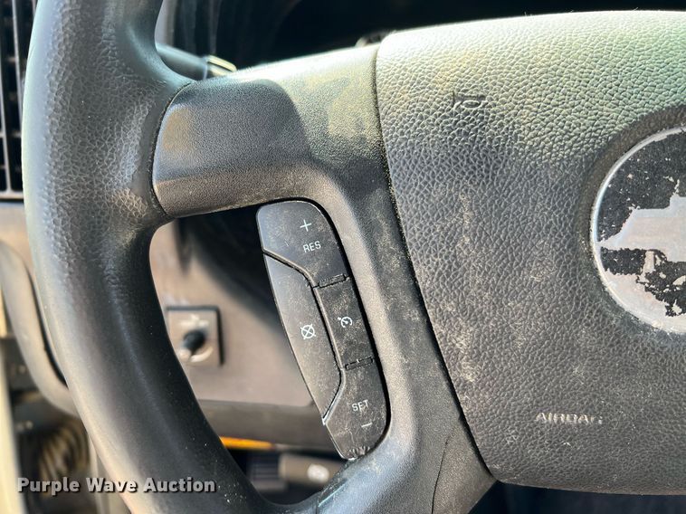 image for item LF9352 2017 Chevrolet Express G4500  shuttle bus