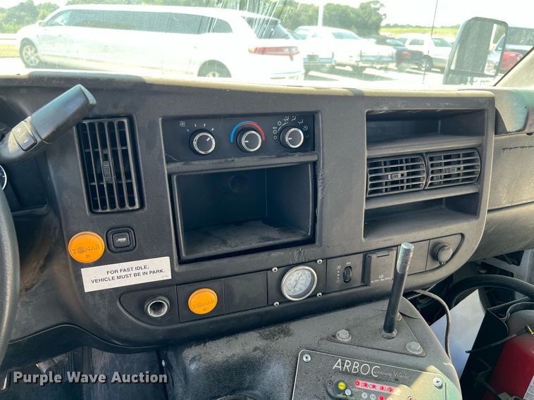 image for item LF9352 2017 Chevrolet Express G4500  shuttle bus