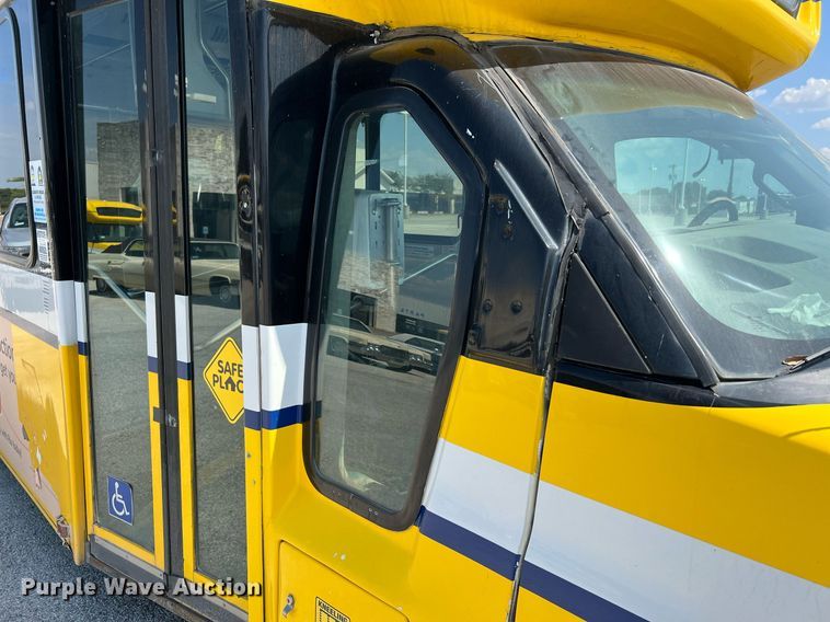 image for item LF9352 2017 Chevrolet Express G4500  shuttle bus