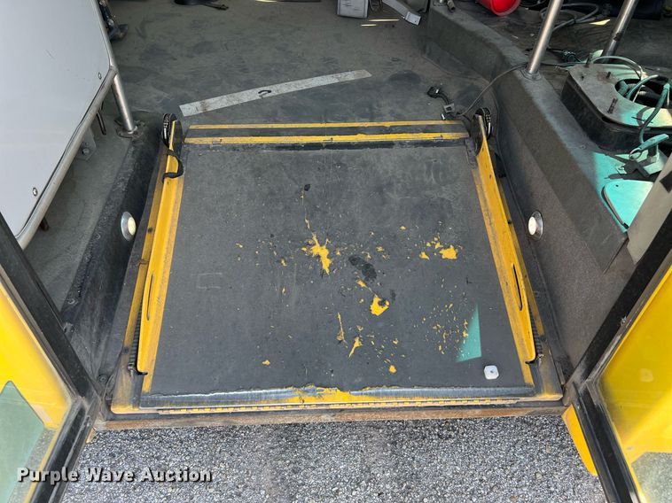 image for item LF9352 2017 Chevrolet Express G4500  shuttle bus