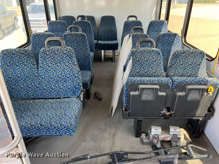 image for item LF9352 2017 Chevrolet Express G4500  shuttle bus