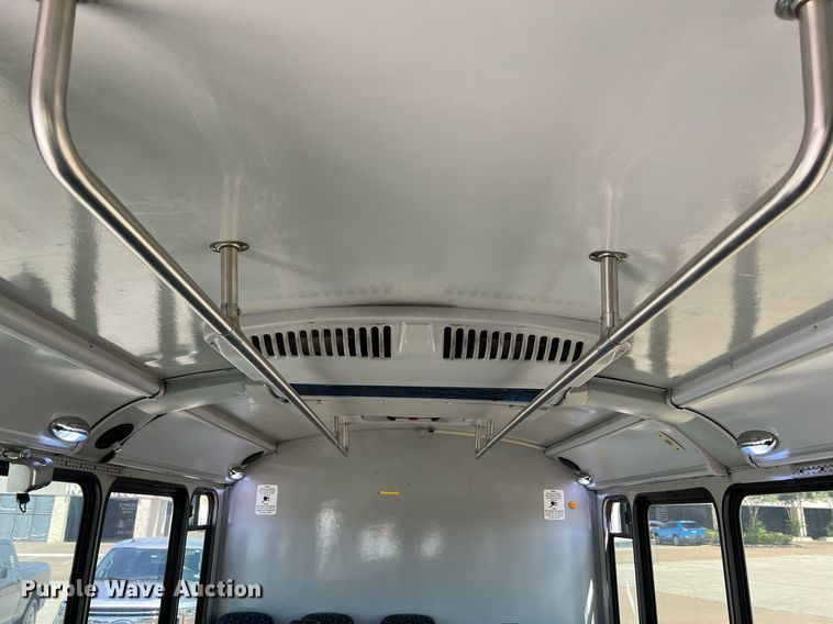 image for item LF9352 2017 Chevrolet Express G4500  shuttle bus