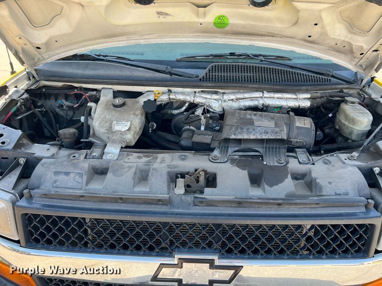 image for item LF9352 2017 Chevrolet Express G4500  shuttle bus