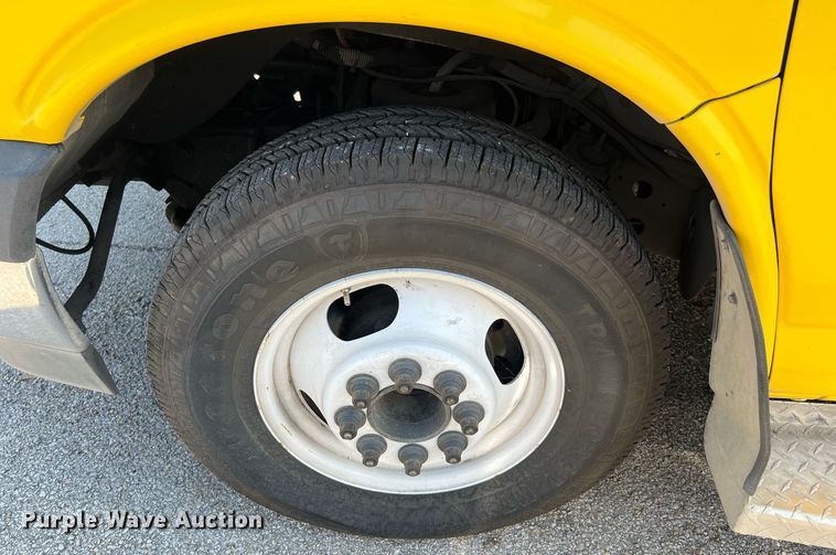 image for item LF9352 2017 Chevrolet Express G4500  shuttle bus