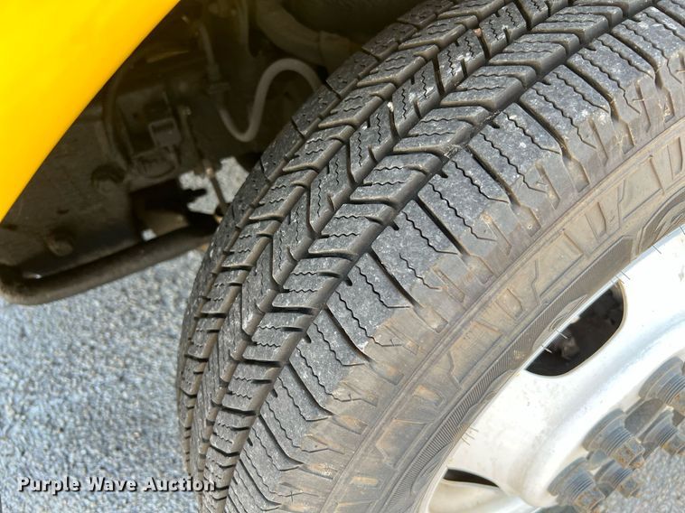 image for item LF9352 2017 Chevrolet Express G4500  shuttle bus