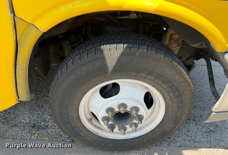 image for item LF9352 2017 Chevrolet Express G4500  shuttle bus