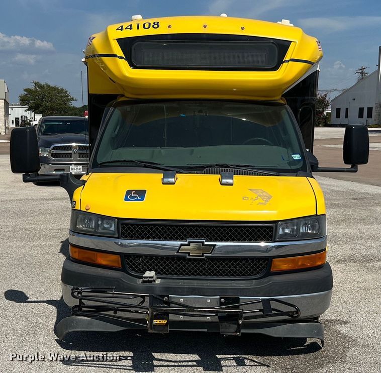 image for item LF9353 2018 Chevrolet Express G4500  shuttle bus