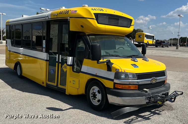 image for item LF9353 2018 Chevrolet Express G4500  shuttle bus