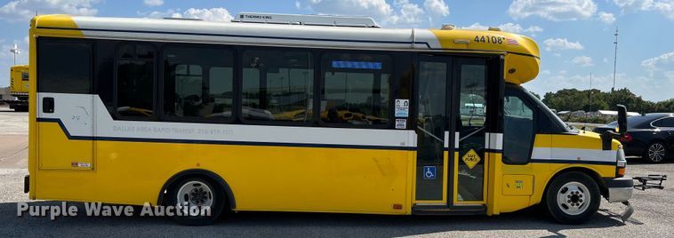 image for item LF9353 2018 Chevrolet Express G4500  shuttle bus