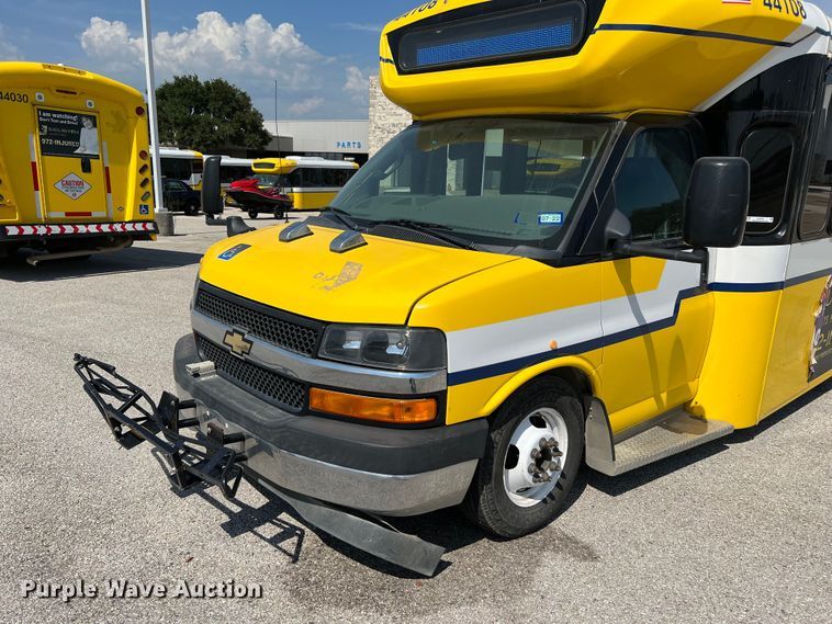 image for item LF9353 2018 Chevrolet Express G4500  shuttle bus