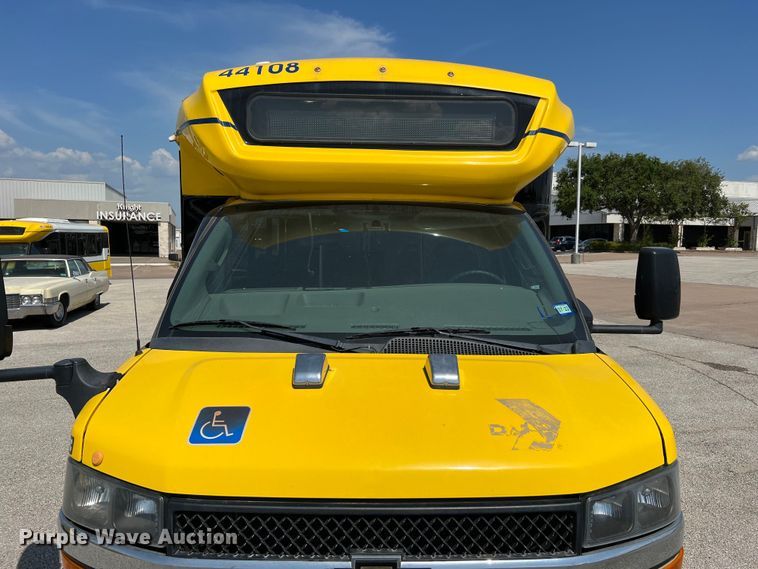 image for item LF9353 2018 Chevrolet Express G4500  shuttle bus