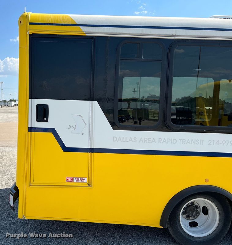 image for item LF9353 2018 Chevrolet Express G4500  shuttle bus