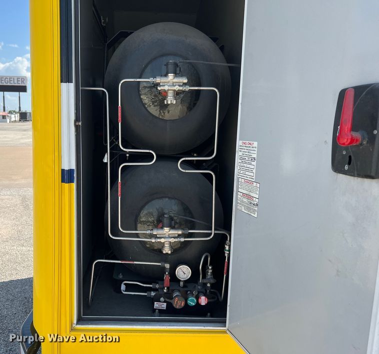 image for item LF9353 2018 Chevrolet Express G4500  shuttle bus