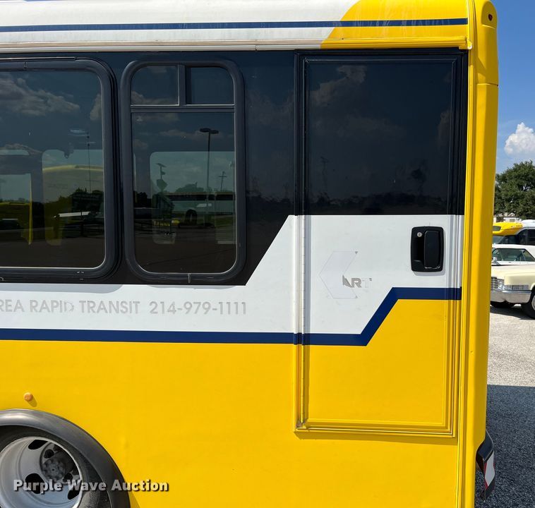 image for item LF9353 2018 Chevrolet Express G4500  shuttle bus