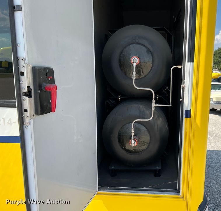 image for item LF9353 2018 Chevrolet Express G4500  shuttle bus