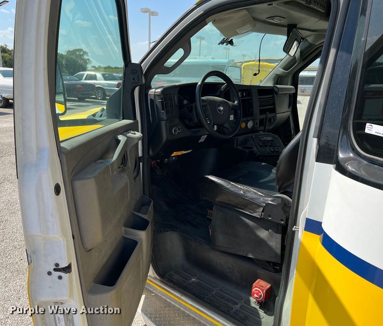 image for item LF9353 2018 Chevrolet Express G4500  shuttle bus