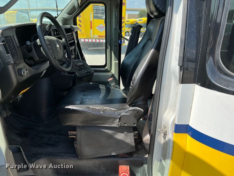 image for item LF9353 2018 Chevrolet Express G4500  shuttle bus