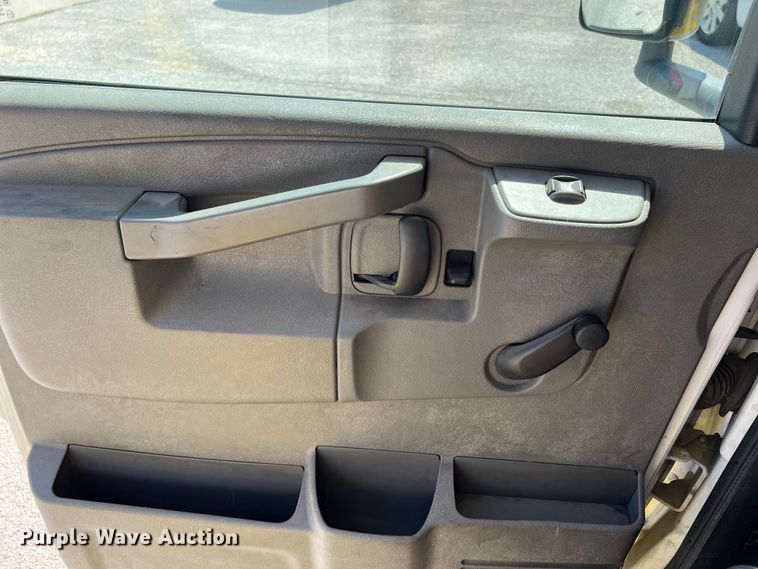 image for item LF9353 2018 Chevrolet Express G4500  shuttle bus