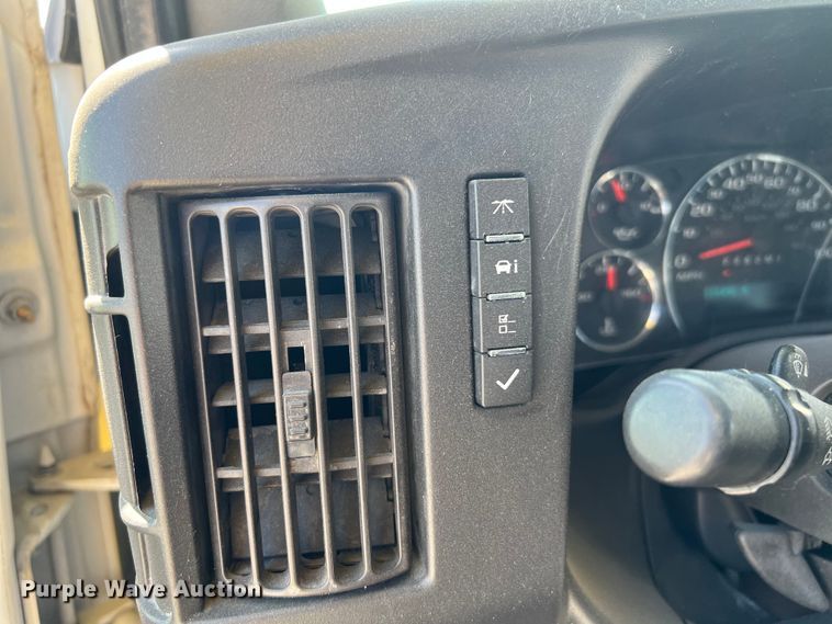 image for item LF9353 2018 Chevrolet Express G4500  shuttle bus