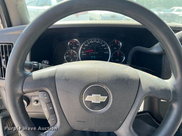 image for item LF9353 2018 Chevrolet Express G4500  shuttle bus