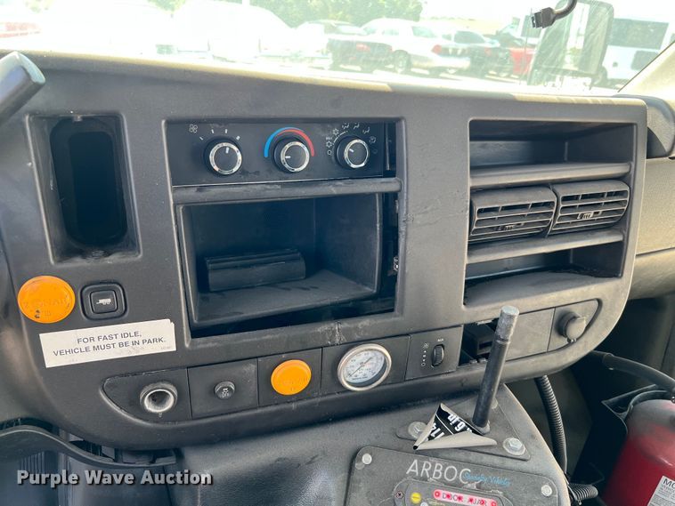 image for item LF9353 2018 Chevrolet Express G4500  shuttle bus