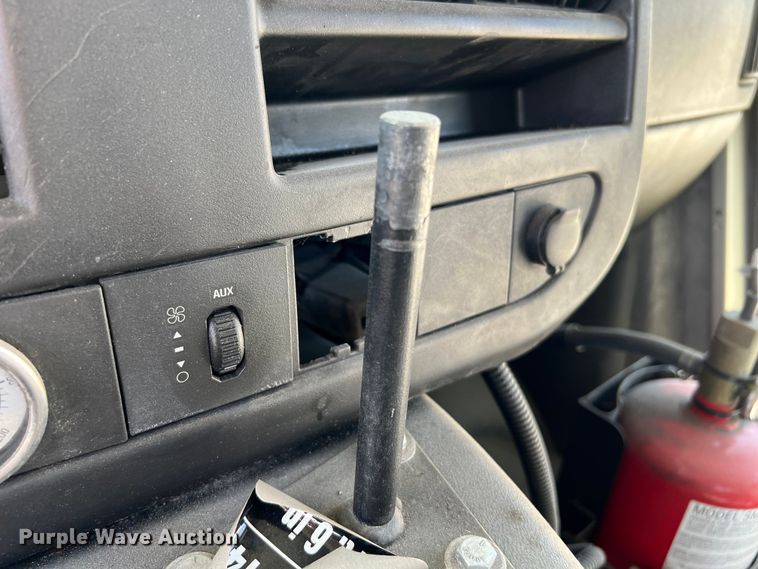 image for item LF9353 2018 Chevrolet Express G4500  shuttle bus