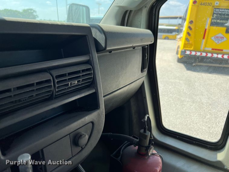 image for item LF9353 2018 Chevrolet Express G4500  shuttle bus