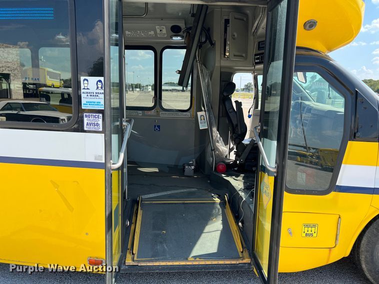 image for item LF9353 2018 Chevrolet Express G4500  shuttle bus