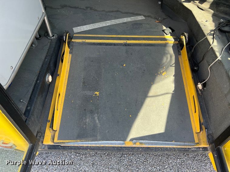 image for item LF9353 2018 Chevrolet Express G4500  shuttle bus