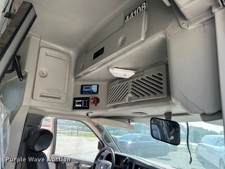 image for item LF9353 2018 Chevrolet Express G4500  shuttle bus
