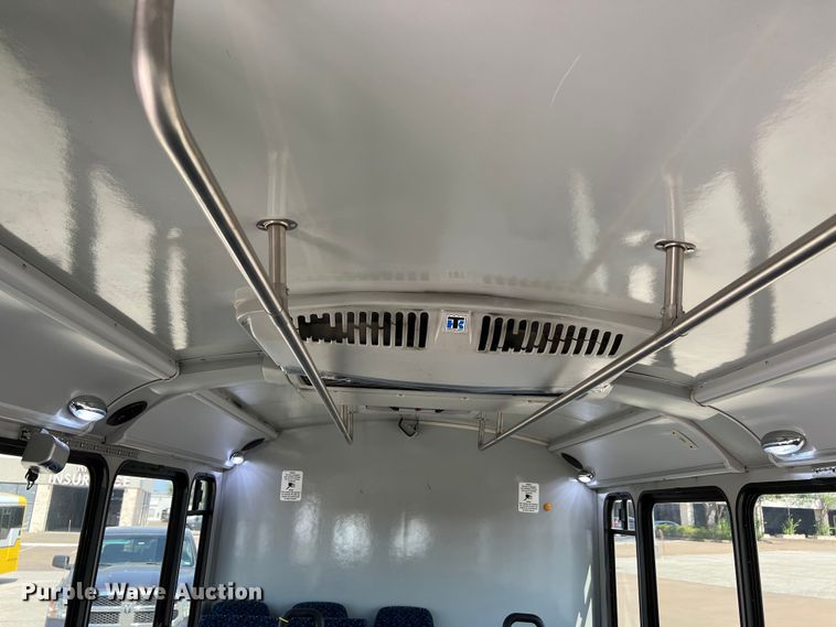 image for item LF9353 2018 Chevrolet Express G4500  shuttle bus