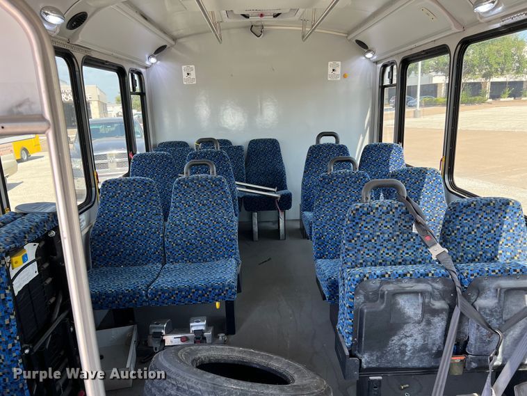 image for item LF9353 2018 Chevrolet Express G4500  shuttle bus