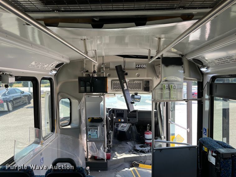 image for item LF9353 2018 Chevrolet Express G4500  shuttle bus