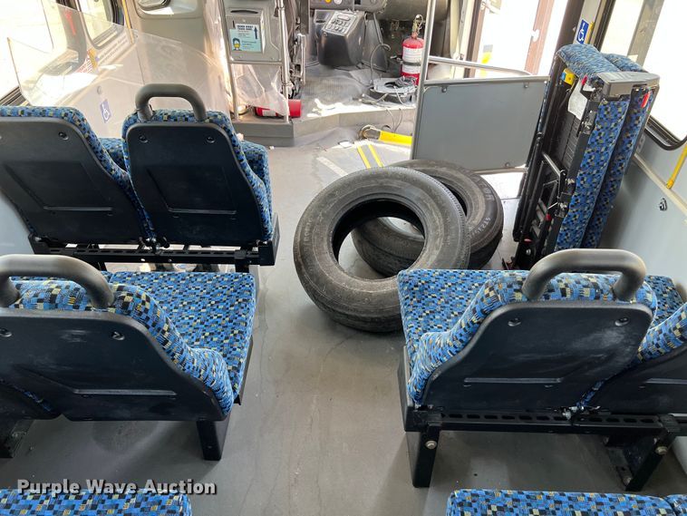 image for item LF9353 2018 Chevrolet Express G4500  shuttle bus