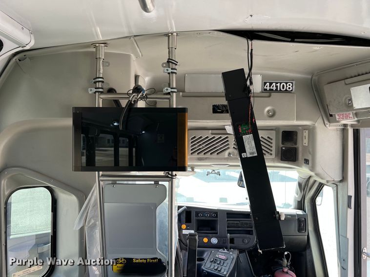 image for item LF9353 2018 Chevrolet Express G4500  shuttle bus