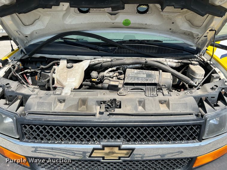 image for item LF9353 2018 Chevrolet Express G4500  shuttle bus