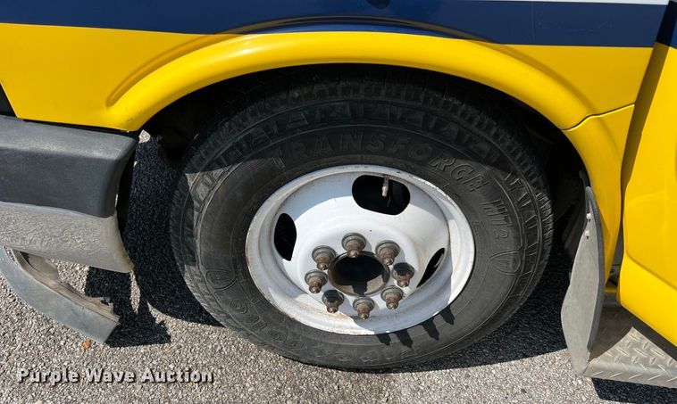 image for item LF9353 2018 Chevrolet Express G4500  shuttle bus