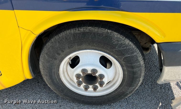 image for item LF9353 2018 Chevrolet Express G4500  shuttle bus