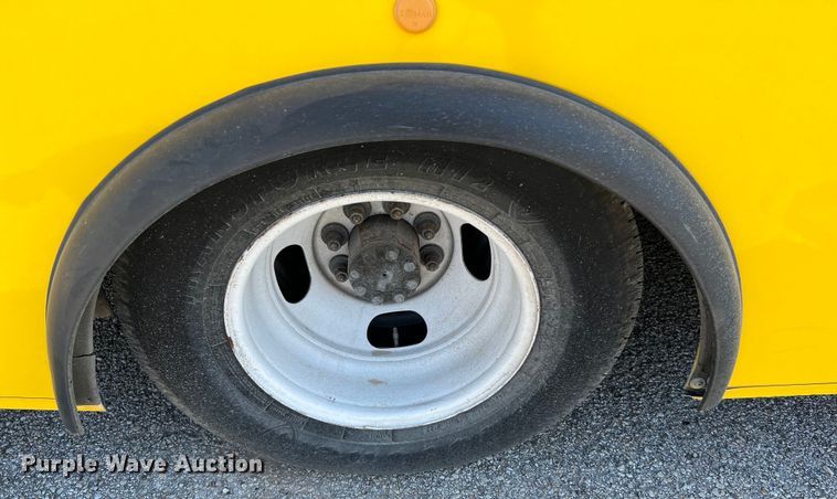 image for item LF9353 2018 Chevrolet Express G4500  shuttle bus