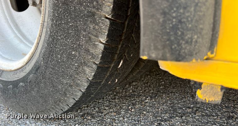 image for item LF9353 2018 Chevrolet Express G4500  shuttle bus