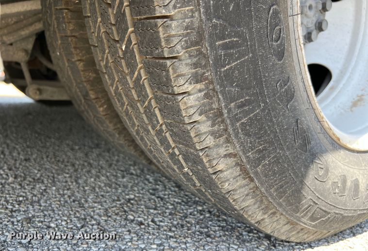 image for item LF9353 2018 Chevrolet Express G4500  shuttle bus