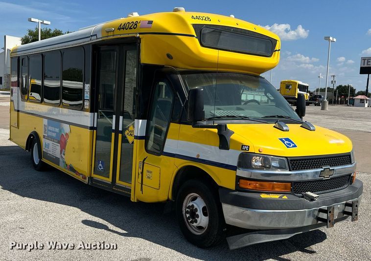 image for item LF9354 2017 Chevrolet Express G4500  shuttle bus