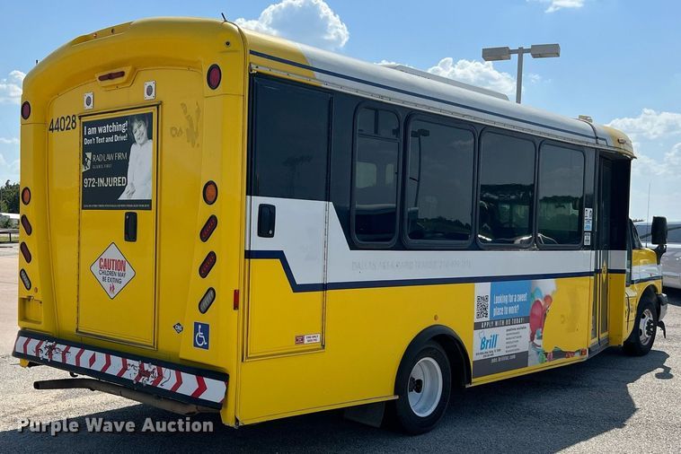 image for item LF9354 2017 Chevrolet Express G4500  shuttle bus