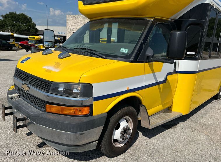 image for item LF9354 2017 Chevrolet Express G4500  shuttle bus