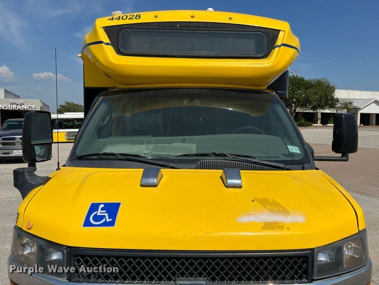 image for item LF9354 2017 Chevrolet Express G4500  shuttle bus