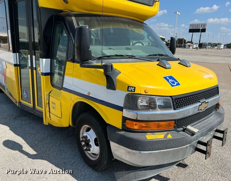 image for item LF9354 2017 Chevrolet Express G4500  shuttle bus