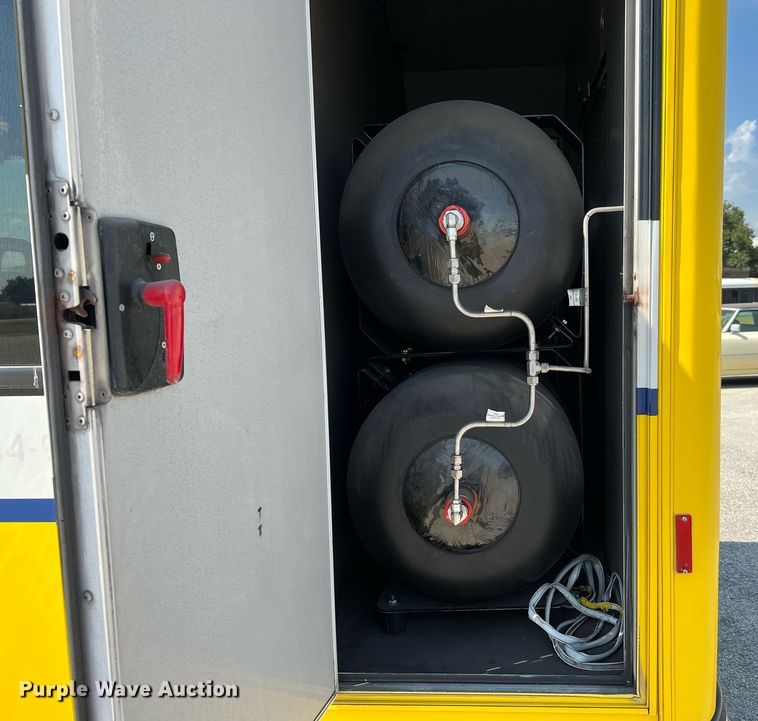 image for item LF9354 2017 Chevrolet Express G4500  shuttle bus