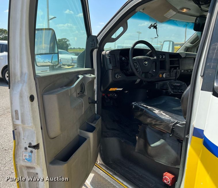 image for item LF9354 2017 Chevrolet Express G4500  shuttle bus