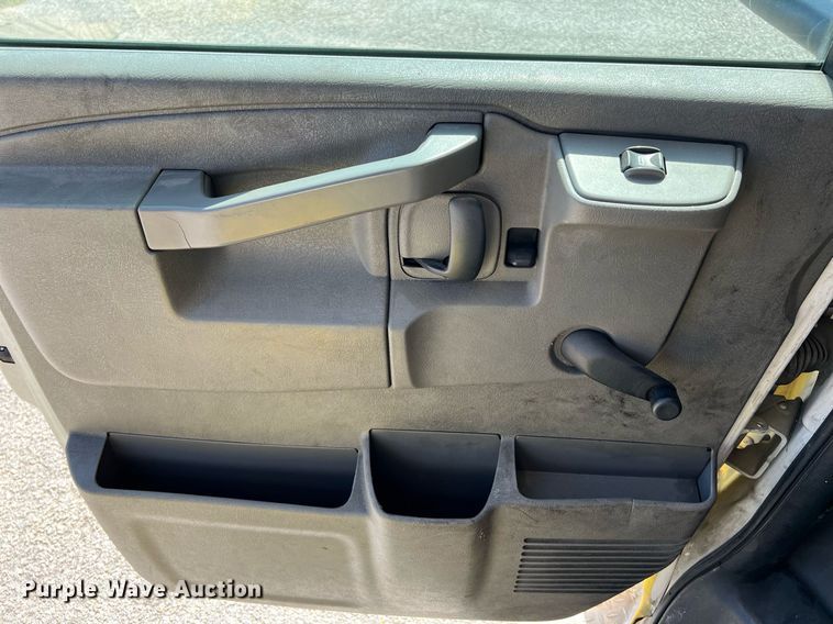 image for item LF9354 2017 Chevrolet Express G4500  shuttle bus